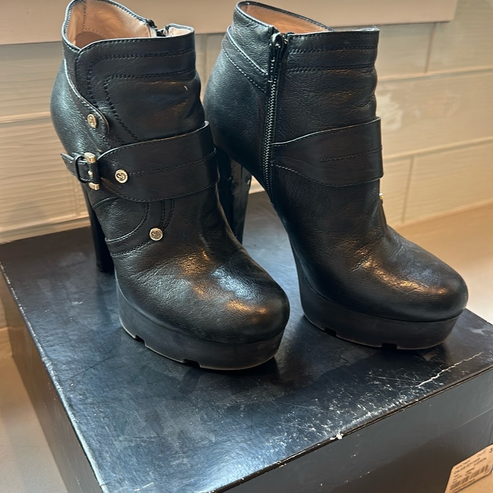 Christhelen B black leather booties size 37